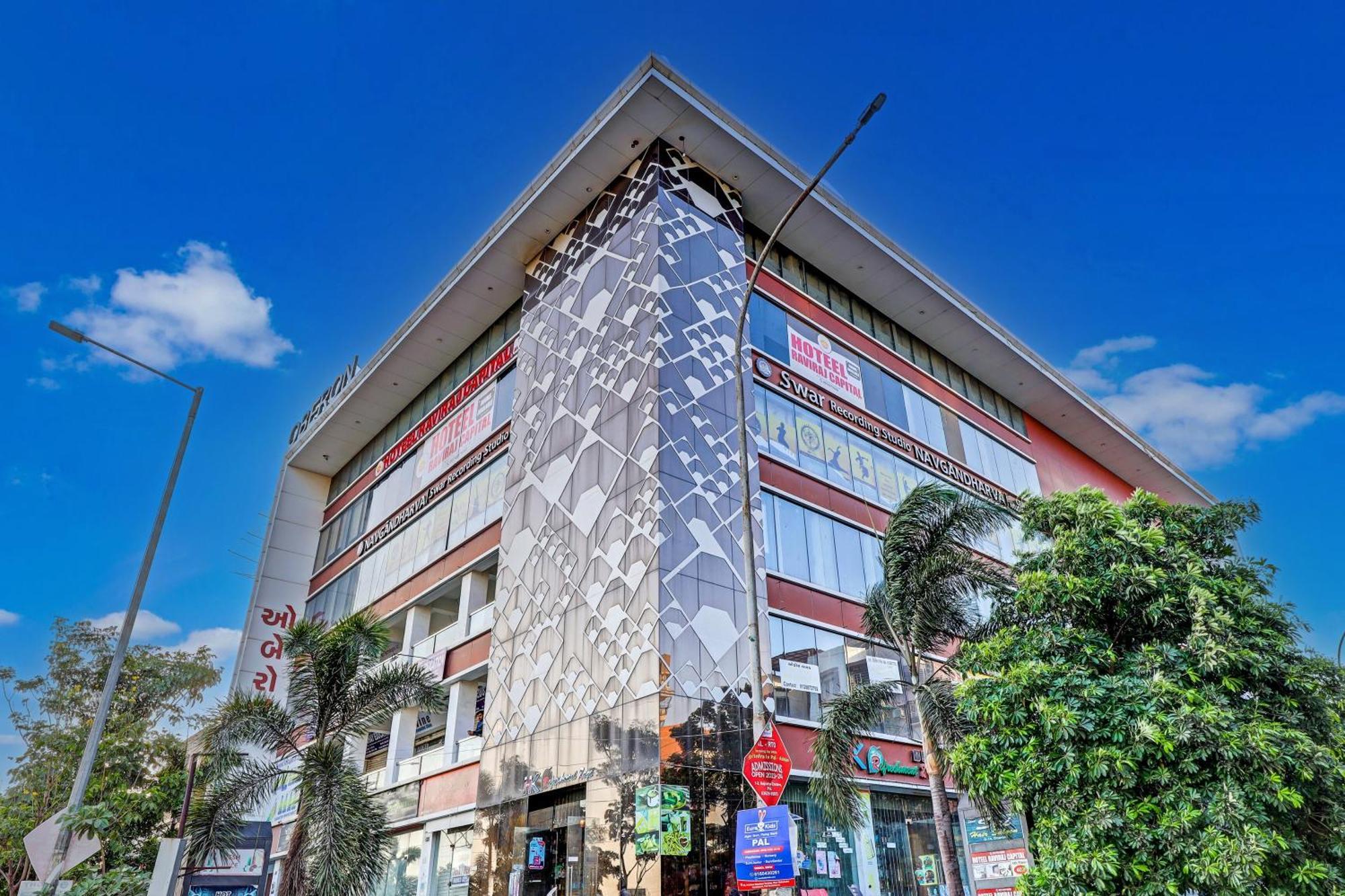 Collection O Hotel Swarg Surat Exterior photo