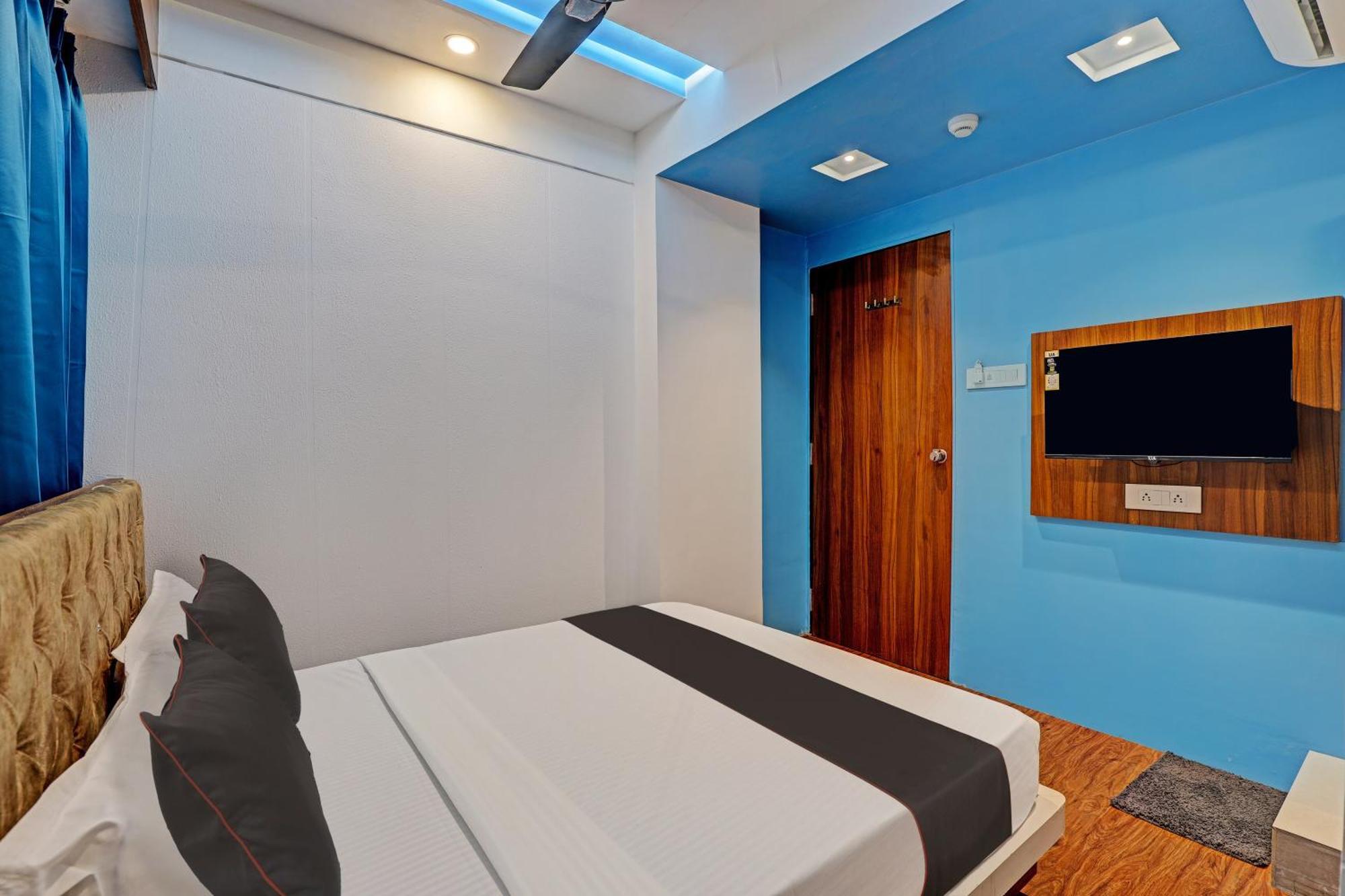 Collection O Hotel Swarg Surat Exterior photo