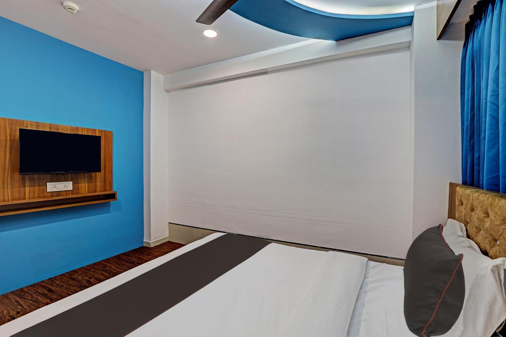 Collection O Hotel Swarg Surat Exterior photo