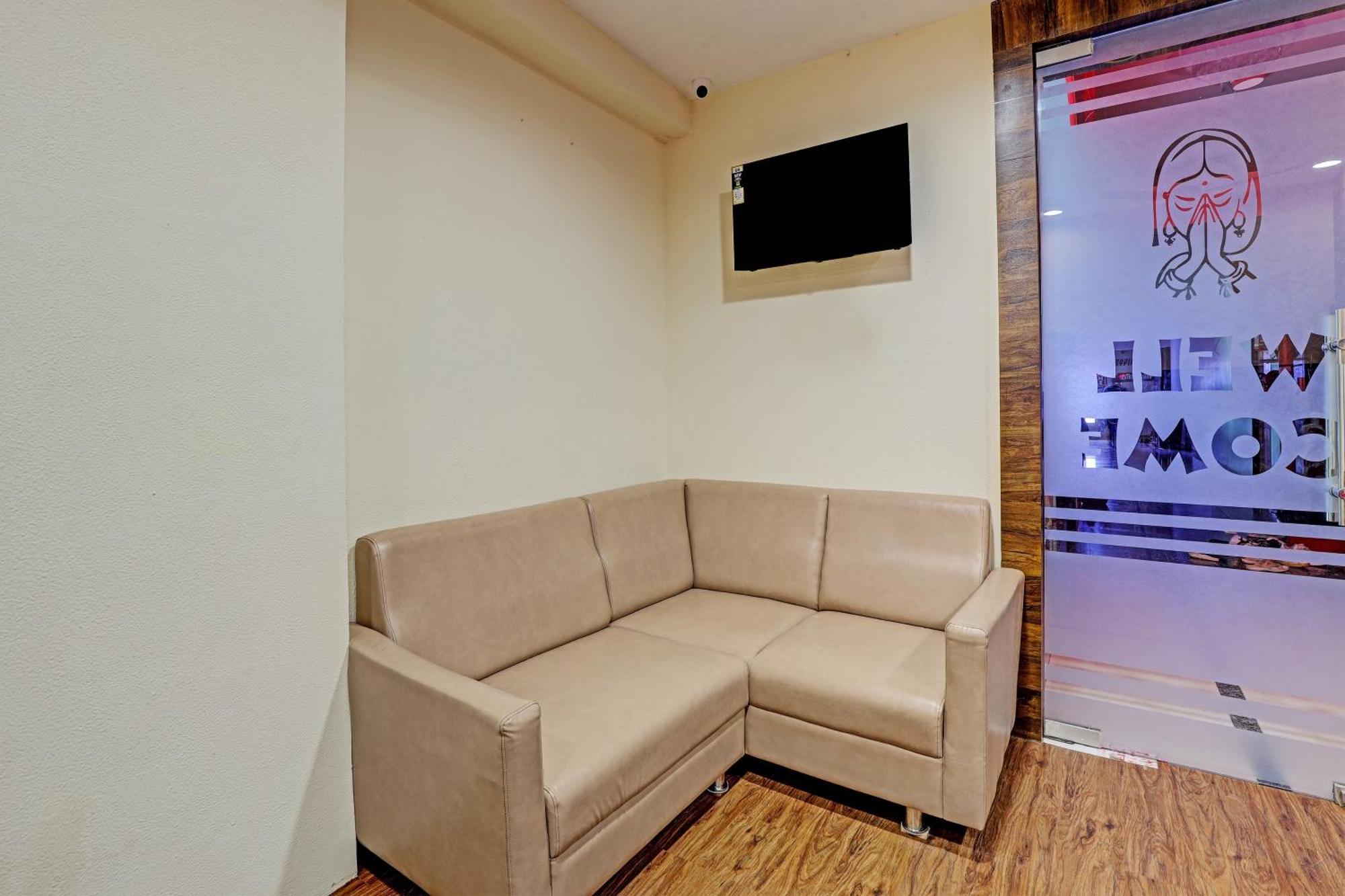 Collection O Hotel Swarg Surat Exterior photo